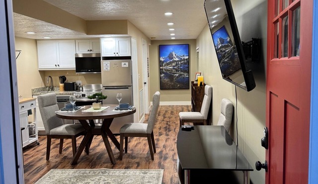 Stay cool in Basement apartment close to Mountain Trails