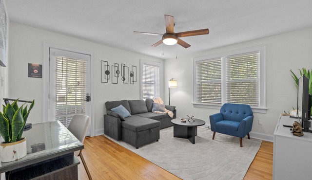 Steps from KU MED: Renovated Haven Perfect for Long Stay