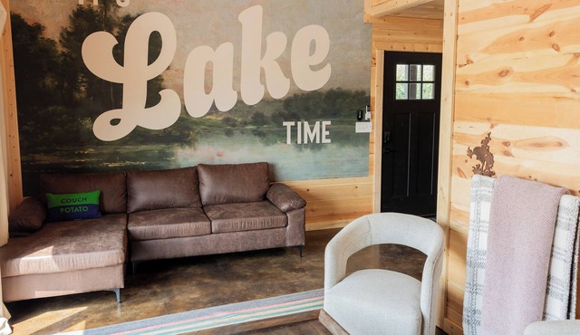 Stockton Lake Dam Cabin with Hot tub! Less than 0.25 miles from the Lake