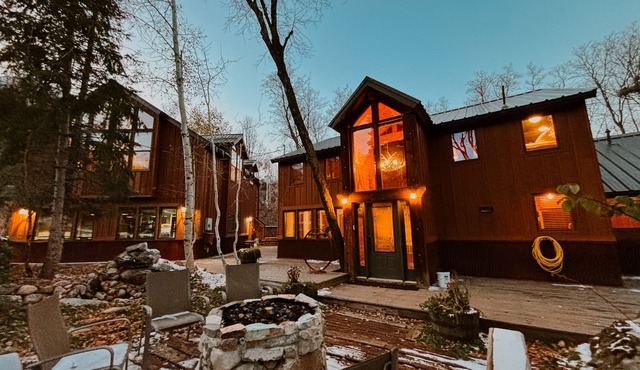 Stone Table Lodge - Sleeps 16 - 2 HOT TUBS!