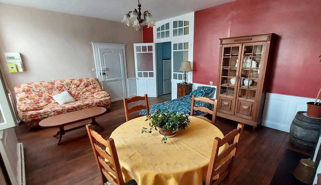 Studio Dans une Demeure de 1780 Alliant Charme et Authenticité in Châteaumeillant
