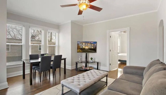Stunning apt in DT Libertyville - Near Naval Base