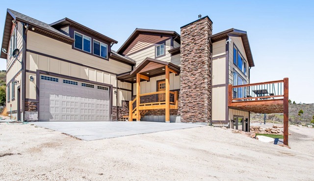 Stunning new cabin with 2 hot tubs, lake views, firepit, basketball, pickleball