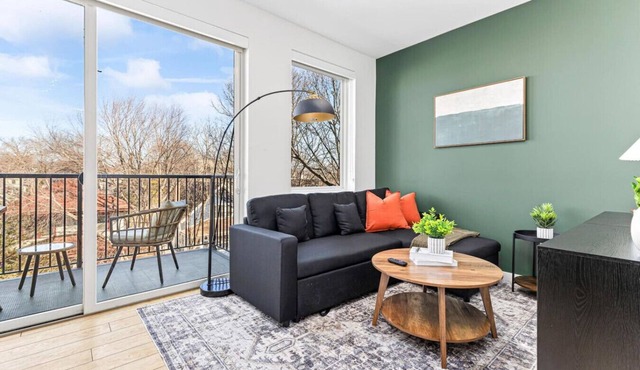 Stylish 1 Bed 1 Bath Condo w Patio, Wifi & Gym