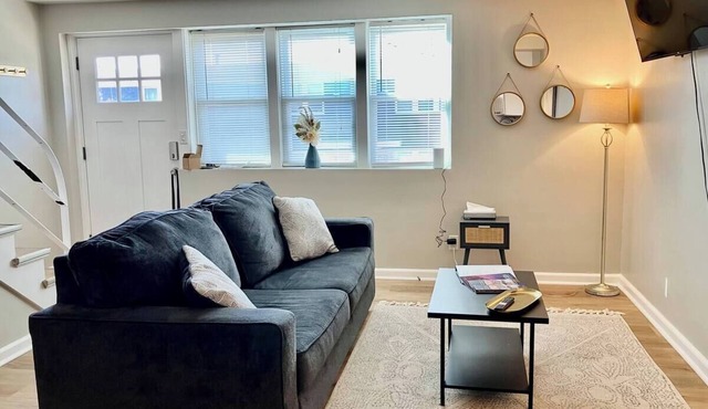 Stylish Apartment Steps from UNMC & Dining Hotspots