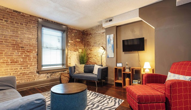 Stylish Brick 1BR near 39th & KU Med