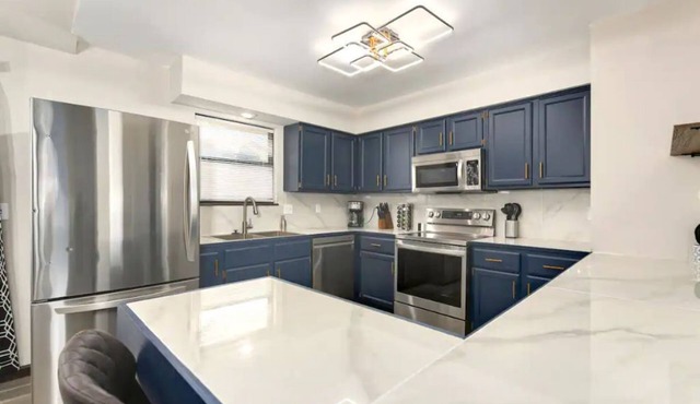 Stylish modern 4/3 family home in Overland Park
