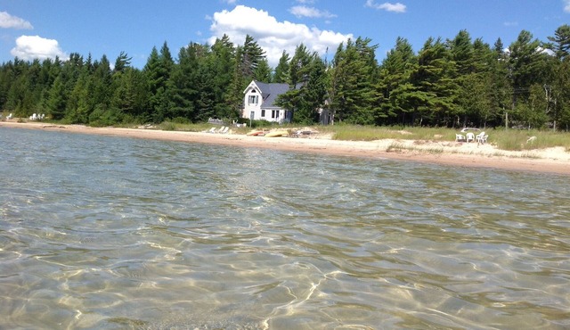 Summer, Fall & Winter Paradise. On the water. 5 min. to Harbor Springs, Skiing!