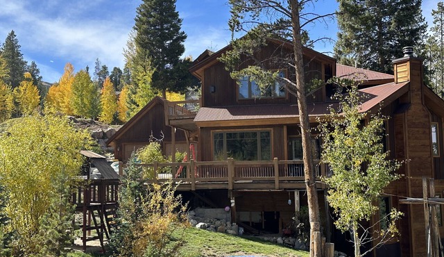 Summer Fun Home ! Zipline, Tramp, Firepit, Trails, Big Views, Kid & Pet Friendly