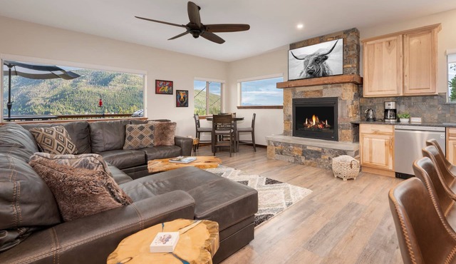 *Summer Sale* Expansive Mtn Views - Close to Town - Pet Friendly, Fireplace, Pool Table, Deck