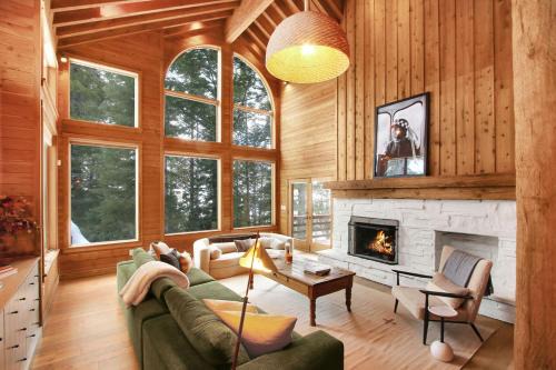 Sundance Retreat, 7 Bed, 7 Bath, Mountain Views, Hot Tub