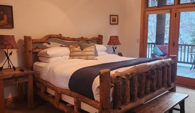 Sundance, Spacious Vaulted Ceiling Cabin, Hot Tub, Huge Lawn, Mountain Views.