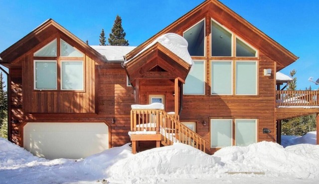 Sunny Pines: Centrally Located Mountain Cabin