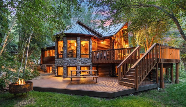 SUNNYSIDE, FLAT YARD, HOT TUB, MOUNTAIN VIEWS, WOOD BURNING FIREPLACE