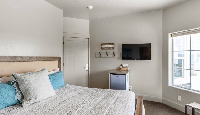 Sunrise Resort Room #306 | 1 Bed, 1 Bath