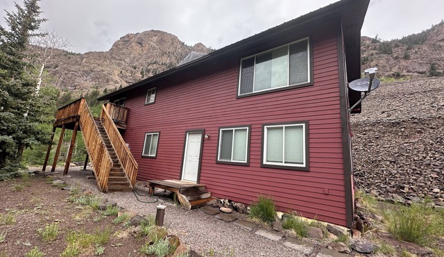 Sunshine Falls home at the gate to Cinnamon Pass with breathtaking views.