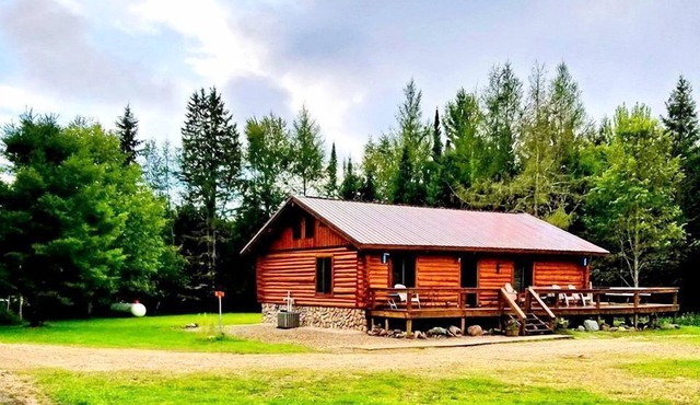 Superb Log Cabin Rental for Groups near Munising and Pictured Rocks National Lakeshore, Michigan