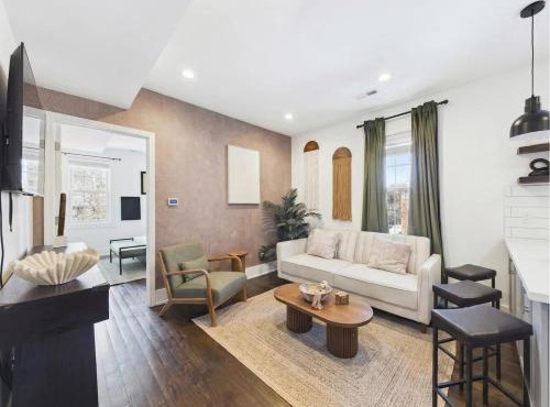 The Boho House Two Private Suites Parking