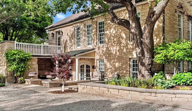 The Carriage House - Historic getaway in the heart of the city!