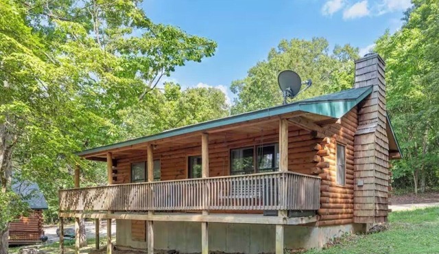 The Hawthorn on Table Rock Lake, 2 Bed/2 Bath Log Cabin, Pool, Hot Tub & Dock