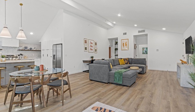 The Kingdom - Walkable + Dog Park+Outdoor Space
