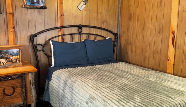 The Knot & Pine Cabin - Minutes from Sturgis - Sleeps 8