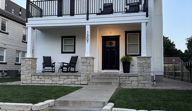 Thompson House #3-Overlooking City Park. Walk to Campus, Aggieville & Downtown
