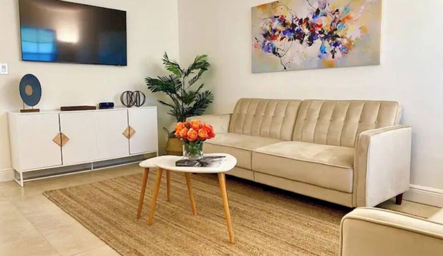 Totally Updated unit 5 min from the beach😍 You’ll love it ! in Key Biscayne