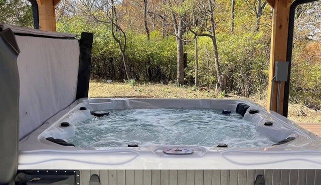 Tranquil 3BR Wooded Yard Hot Tub EV Plug
