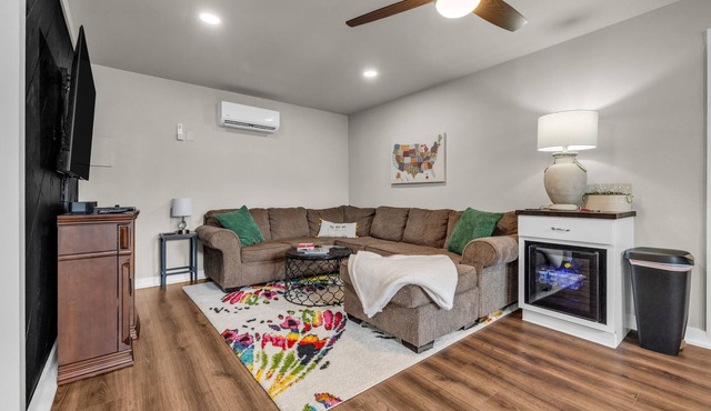 Tulsa Getaway w/Pergola-Grill-TV's & Personal AC/Heater in Every Bedroom