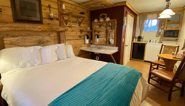 Unit 6: Queen Suite/w Kitchenette