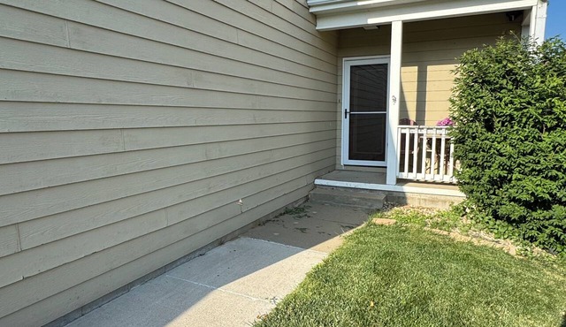 Unwind by the Lake - Spacious 3BR Condo, Minutes from Sioux City