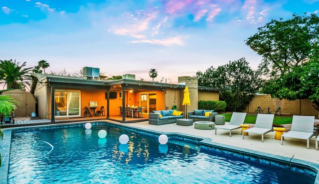 Updated, dog-friendly home with pool, putting green, fire pit, lanai, & WiFi