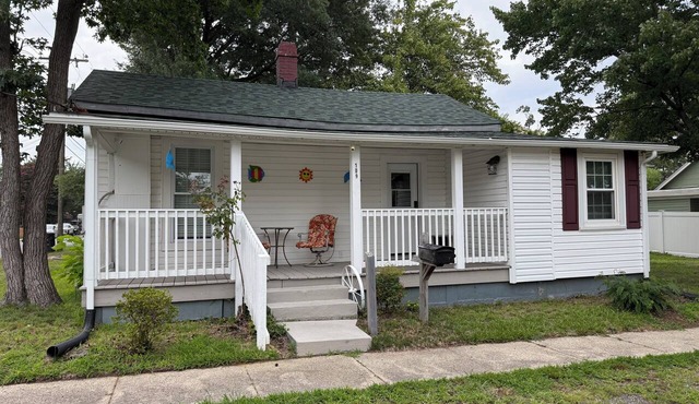 Updated home 2 blocks from water in Colonial Beach-come visit Driftwood Cottage!