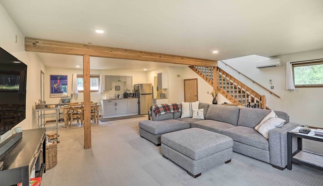 Upscale Bend Barn w/Deck - Close to Trails! in Bend