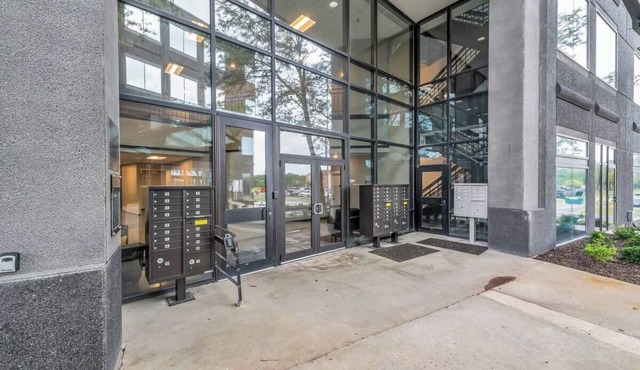 Urban Chic Loft Near Airport with High-Speed WiFi