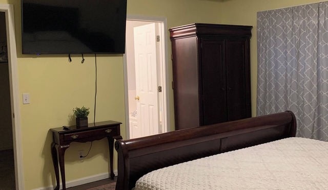 Very convenient & modern with golf course view.Many restaurants/shops.Private Dr