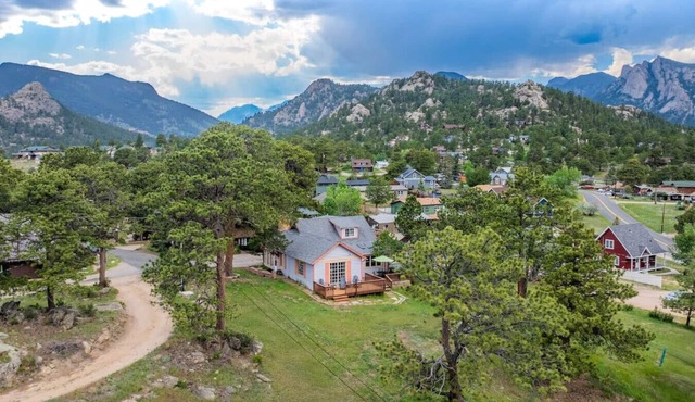 Vintage Cabin w/Views in Heart of Estes