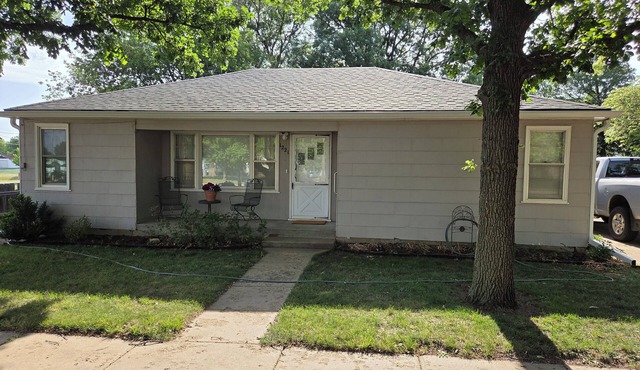 Vintage on Lincoln - 3-bedroom 1 bath house in Russell,Ks.