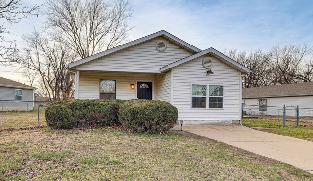 Visit Route 66! Pet-Friendly Joplin Gem w/Yard