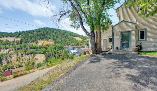 Walk to Casinos & Opera House! Central City Home