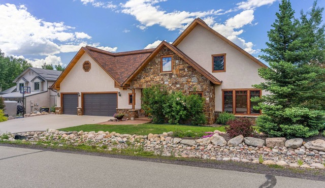 Walk to Downtown! Hot Tub! Garage Parking!