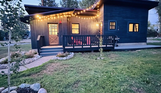 Walk to town, Fireplace, King Bed, Workspace