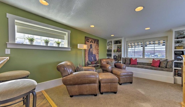 Walkable Downtown Logan Apartment w/Rooftop Deck