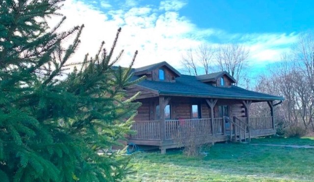 Walnut Cabin with Hot Tub Jacuzzi