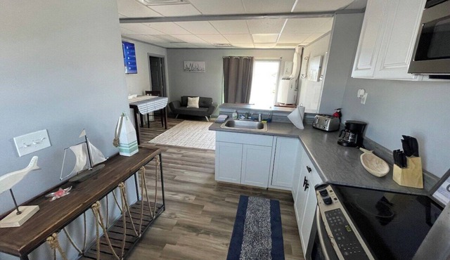Waterfront 2BR Retreat ~7mi to French Qtr~ Parkingnpelicans roost