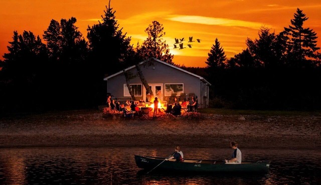 Waterfront Cabin with BBQ, Picnic Space and Amazing Sunsets in Michigan in Au Gres