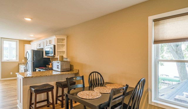 Waterfront Gem with amazing views! Nearby to Letchworth St Park & SUNY Geneseo!