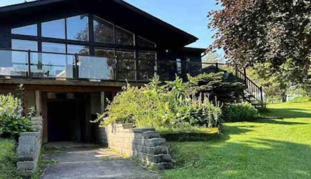 Waterfront Haven on Howe in Frontenac Islands