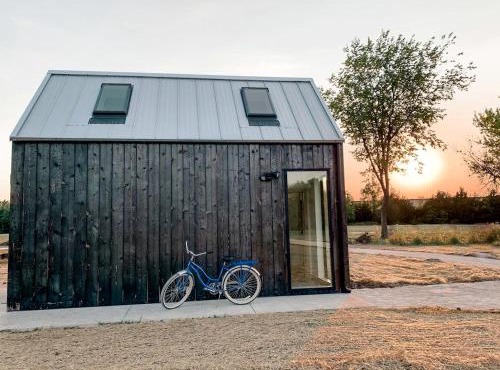 Waterfront Loft Cabin with Stargazing Skylights & Fishing in Humboldt, Kansas
